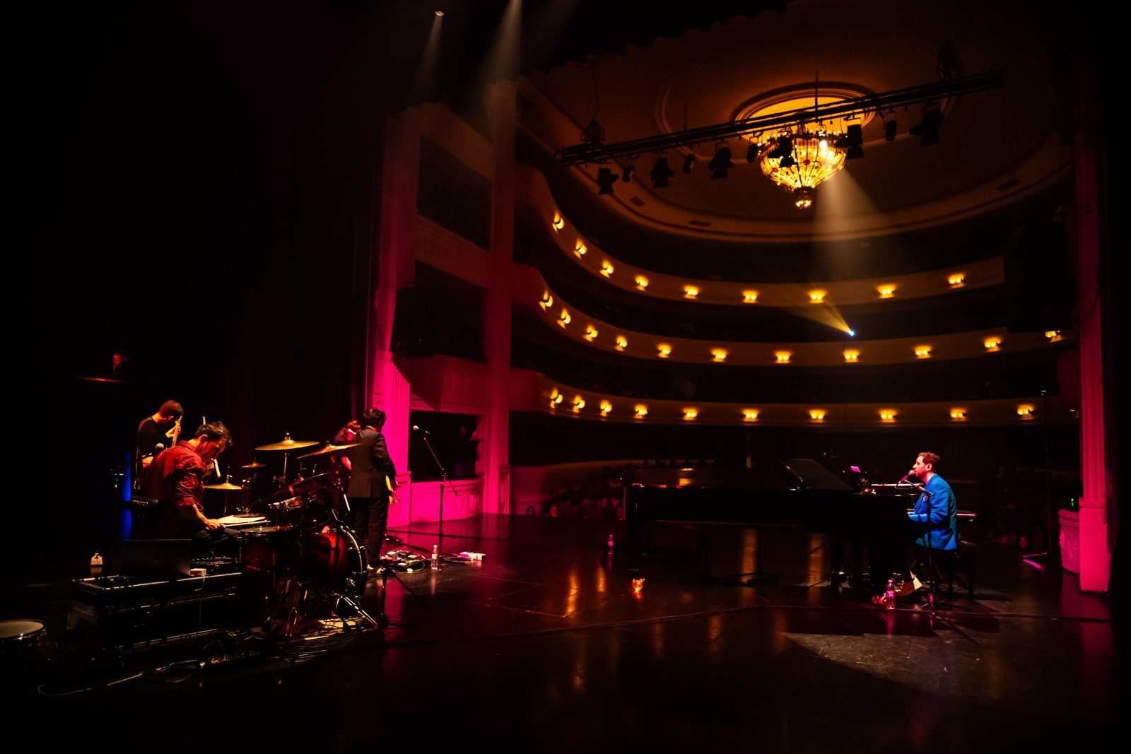 Concierto en teatro con iluminación roja