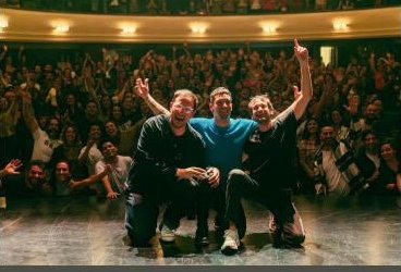 Artistas saludando al público